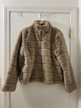 Plush Taupe Faux Fur Teddy Jacket - Women's Cozy Short Coat